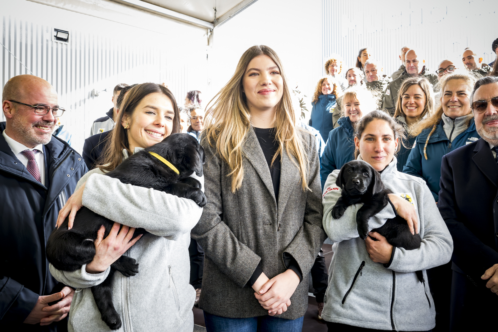 Con trabajadoras y dos cachorros